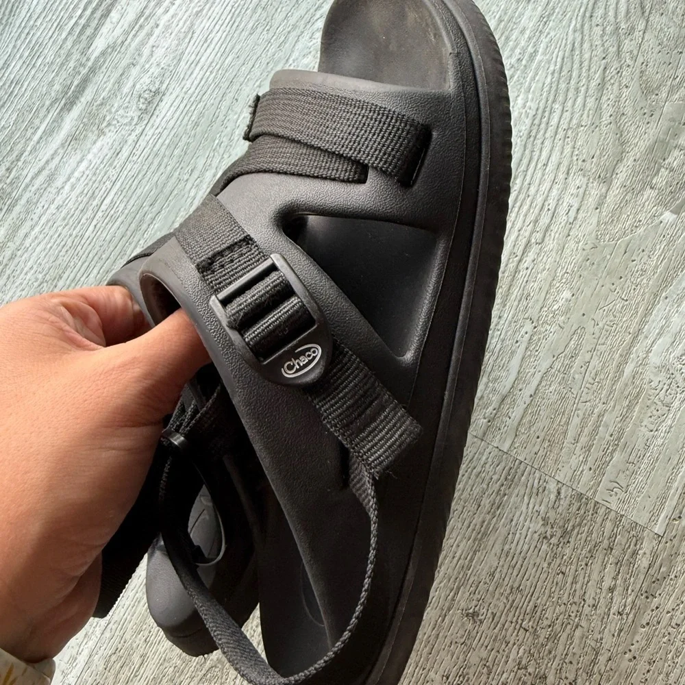 Kids size 4 black Chaco‎ sandals
